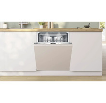 Lave-vaisselle ouvert dans une kitchenette