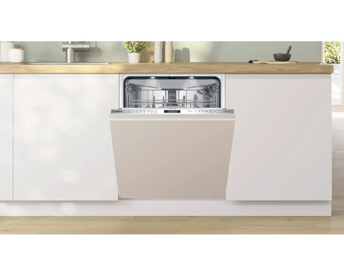 Lave-vaisselle ouvert dans une kitchenette