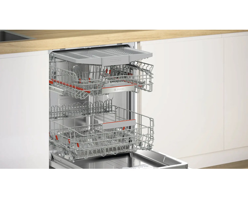 Lave-vaisselle ouvert avec paniers à vaisselle