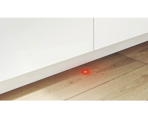 Vue détaillée d'un socle de meuble avec capteur sur plancher en bois