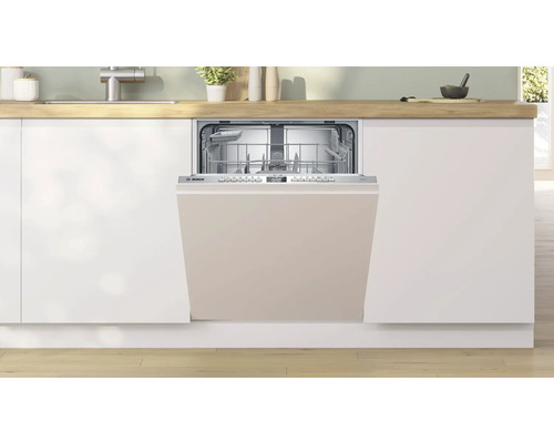 Lave-vaisselle ouvert de Bosch dans une cuisine claire.