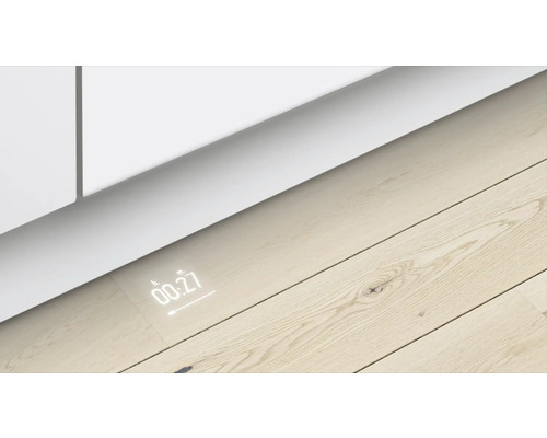 Parquet avec affichage numérique de l'heure à côté d'un mur