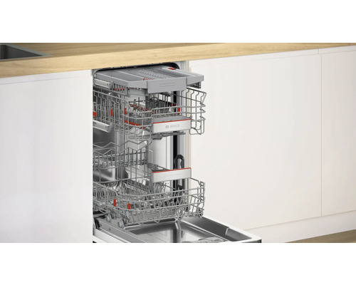 Lave-vaisselle ouvert avec plusieurs paniers