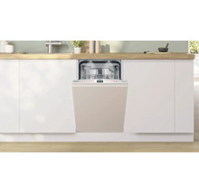 Lave-vaisselle intégré dans une cuisine moderne avec des armoires blanches et un plan de travail clair.