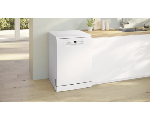 Freistehender Geschirrspüler in einer hellen Küche