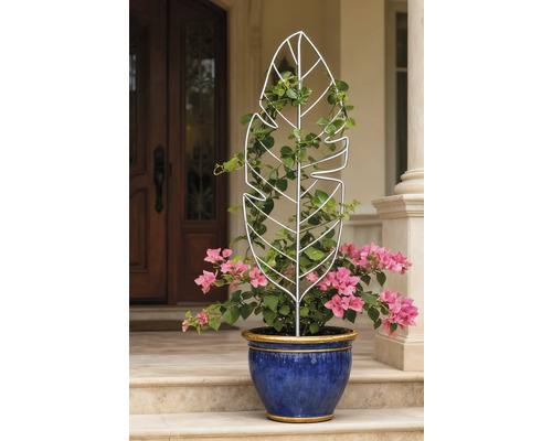 Blumenkasten mit Rankhilfe in Blattform und rosa Blüten