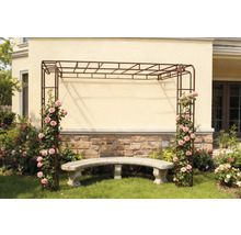 Jardin avec arche de roses, rosiers grimpants et banc en pierre