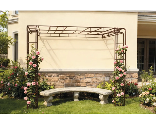 Jardin avec arche de roses, rosiers grimpants et banc en pierre