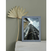 Gerahmtes Bild eines Wolkenkratzers mit Palmenblattdekoration