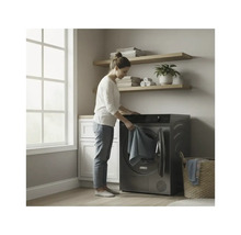 Femme mettant du linge dans un sèche-linge dans une pièce lumineuse.