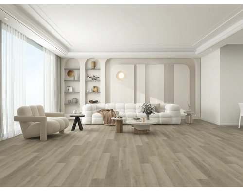 Heller Wohnraum mit Bodenbelag in Holzoptik, Sessel und Sofa