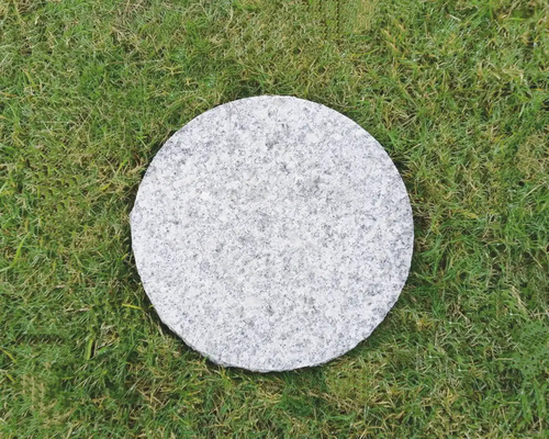 Runde Trittplatte aus Stein auf Rasen
