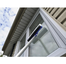 Nettoyage des vitres avec un racloir à vitre