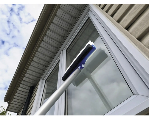 Nettoyage des vitres avec un racloir à vitre