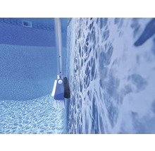 Brosse de piscine nettoyant la paroi de la piscine sous l'eau.