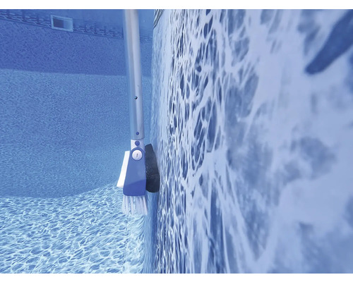 Brosse de piscine nettoyant la paroi de la piscine sous l'eau.