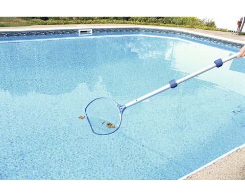 Schwimmbecken mit Laubkescher zur Reinigung
