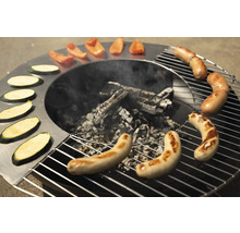 Grill mit Würstchen, Zucchini und Tomaten über Holzkohle