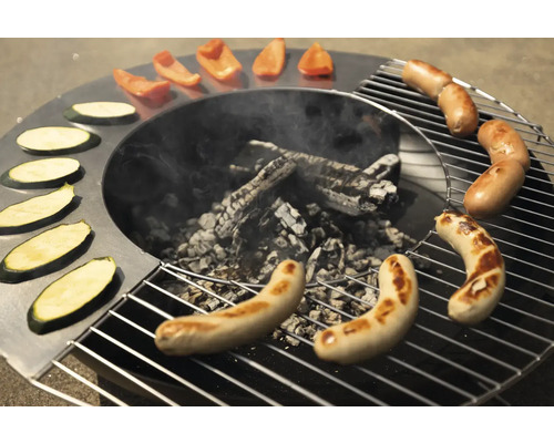 Grill mit Würstchen, Zucchini und Tomaten über Holzkohle