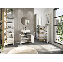 Salle de bains avec meuble sous-lavabo, armoire de toilette et armoire haute pour les accessoires de salle de bains