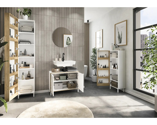 Salle de bains avec meuble sous-lavabo, armoire de toilette et armoire haute pour les accessoires de salle de bains