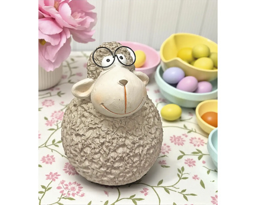 Dekorative Osterfigur eines Schafes mit Brille