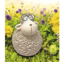 Dekorative Schaf-Gartenfigur mit Brille im Blumenfeld