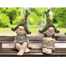 Zwei sitzende Gartenzwerge auf einer Bank als Dekoration für den Aussenbereich