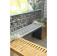 Banc de jardin en métal gris devant un mur de gabions et une jardinière