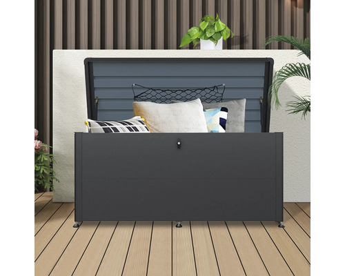 Coffre de rangement ouvert avec coussins sur une terrasse