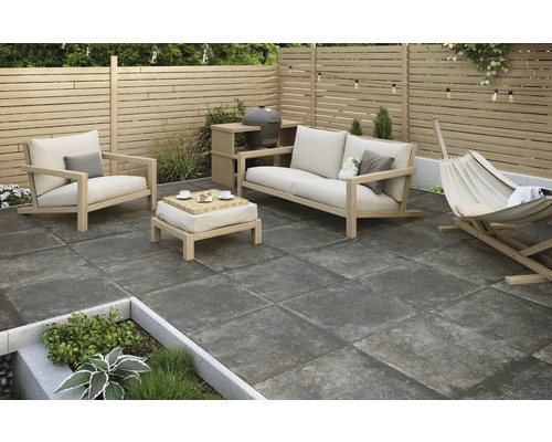 Terrasse avec mobilier de jardin, barbecue, hamac et pavés