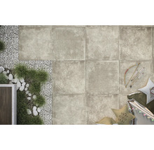 Beige Bodenfliesen mit Dekoration, Garten und Kissen