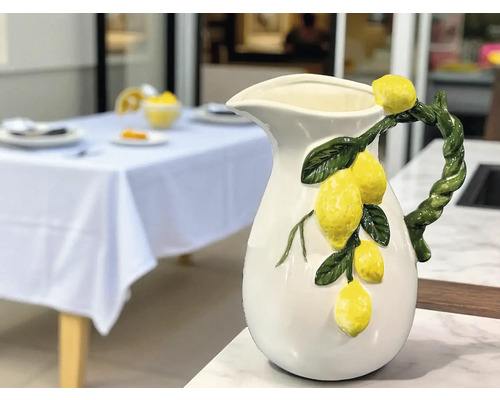 Keramikkrug mit Zitronenmotiv auf einem Tisch
