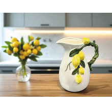 Dekorative Keramikkanne mit Zitronenverzierung auf einem Tisch in der Küche