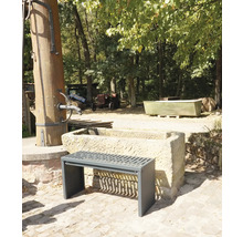 Aussenszene mit einer Bank vor einem Steintrog