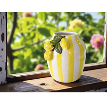 Vase mit Zitronenmuster auf einer Fensterbank