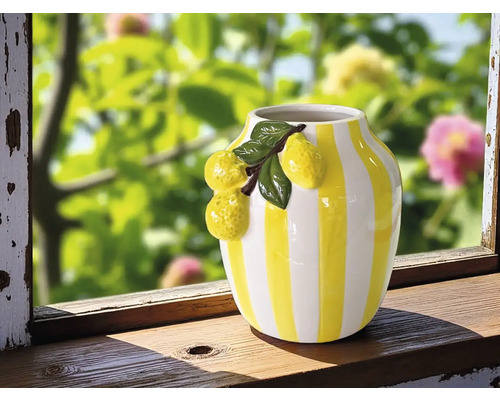 Vase mit Zitronenmuster auf einer Fensterbank