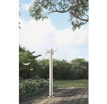 Gartenszene mit freistehender Wasserzapfsäule aus Metall auf einer Holzterrasse