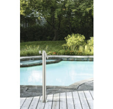 Gartenszene mit Schwimmbecken und Edelstahl-Gartendusche auf Holzdeck