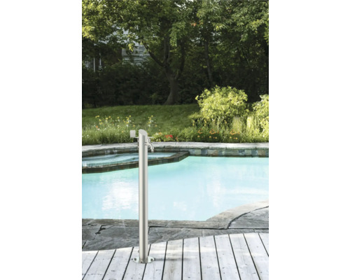 Gartenszene mit Schwimmbecken und Edelstahl-Gartendusche auf Holzdeck