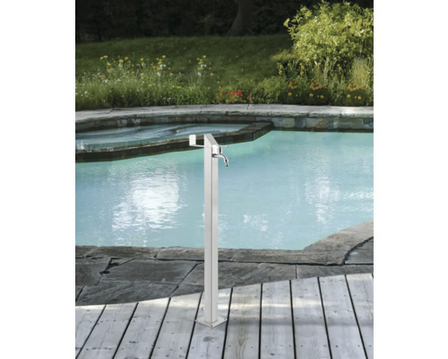 Gartendusche aus Edelstahl neben einem Schwimmbad auf einer Holzterrasse