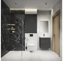 Salle de bains lumineuse avec douche, lavabo, miroir et toilettes devant un mur en marbre