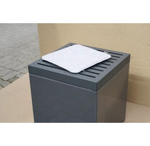 Graue Mülltonnenverkleidung mit Sitzkissen