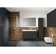 Salle de bains moderne avec douche, lavabo, miroir et toilettes.