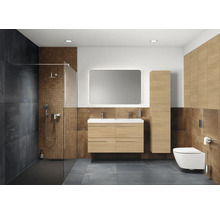 Salle de bain moderne avec douche, lavabo, miroir et toilettes.