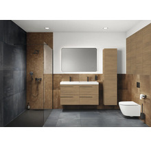 Salle de bain moderne avec douche, lavabo, miroir et toilettes