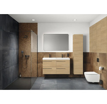 Salle de bains moderne avec douche, lavabo, miroir, armoire haute et toilettes
