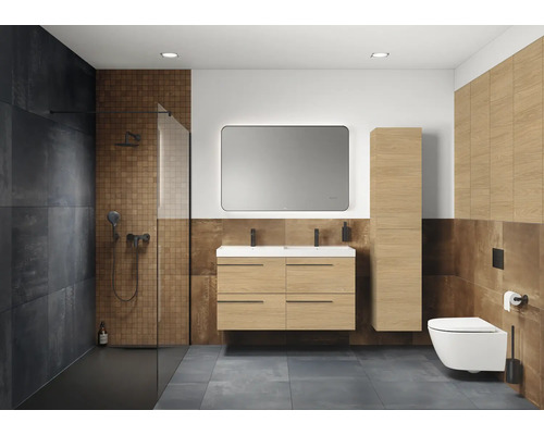 Salle de bains moderne avec douche, lavabo, miroir, armoire haute et toilettes