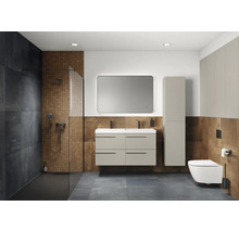 Salle de bain avec douche, lavabo, miroir et toilettes au design moderne