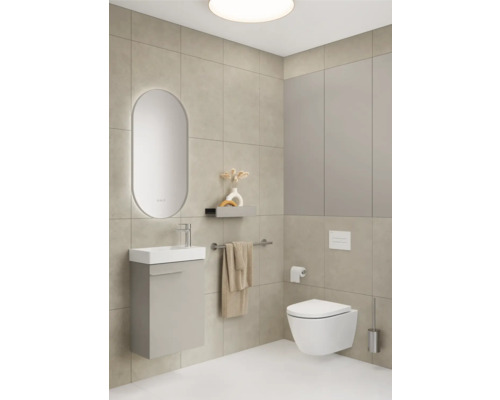 Modernes Badezimmer mit Waschtisch, Spiegel, Handtuchhalter und Hänge-WC